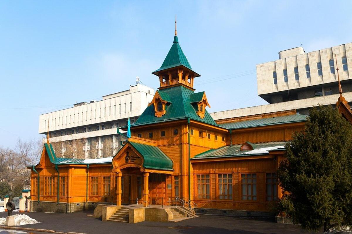 Nadezhda Apartments On The Nauryzbai Batyr 82 Almaty Exterior foto