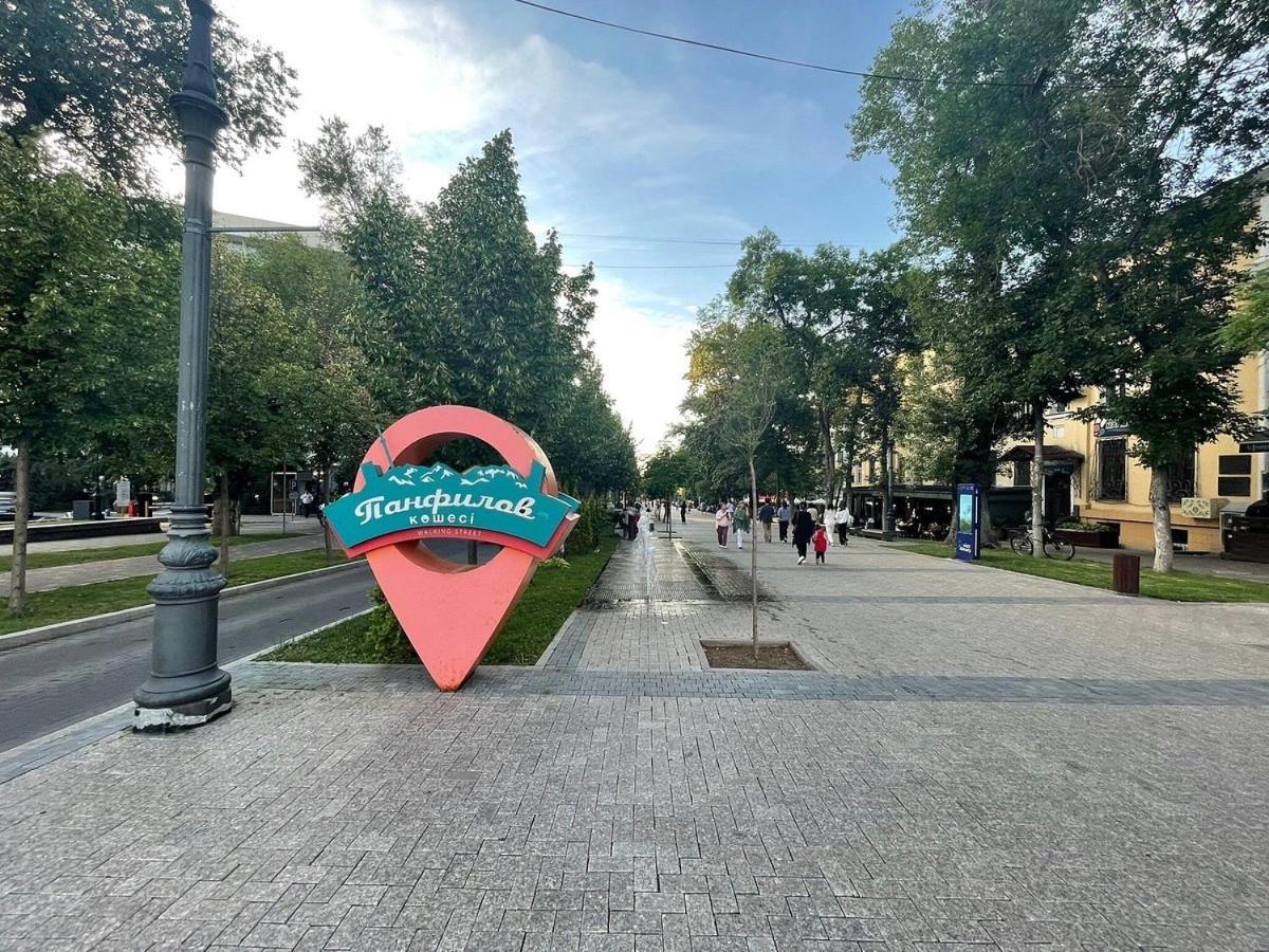 Nadezhda Apartments On The Nauryzbai Batyr 82 Almaty Exterior foto